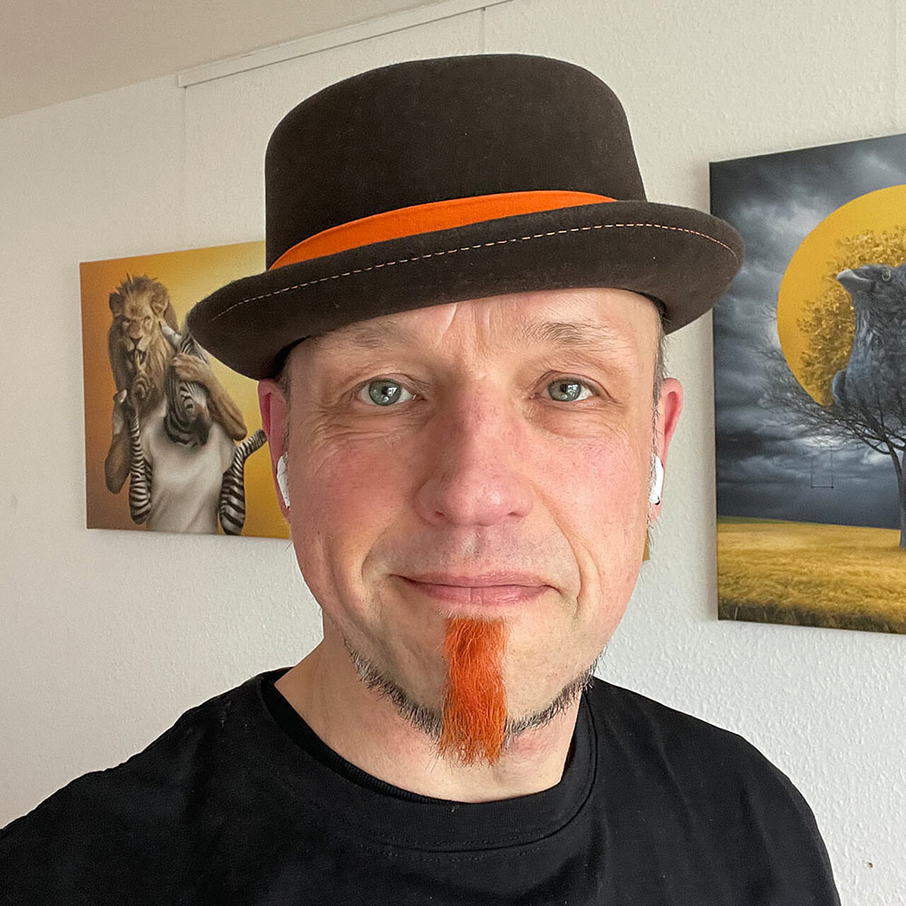 Ingo mit Hut und orangem Bärtchen